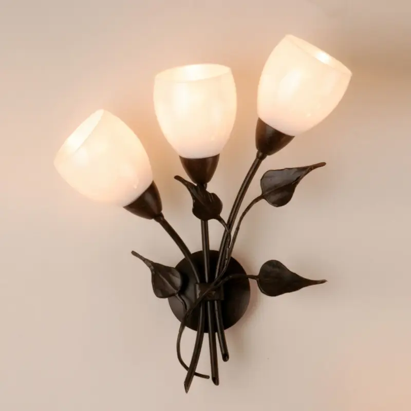 Köp nu Floral vägglampa CHALEET med tulpanglaskupor