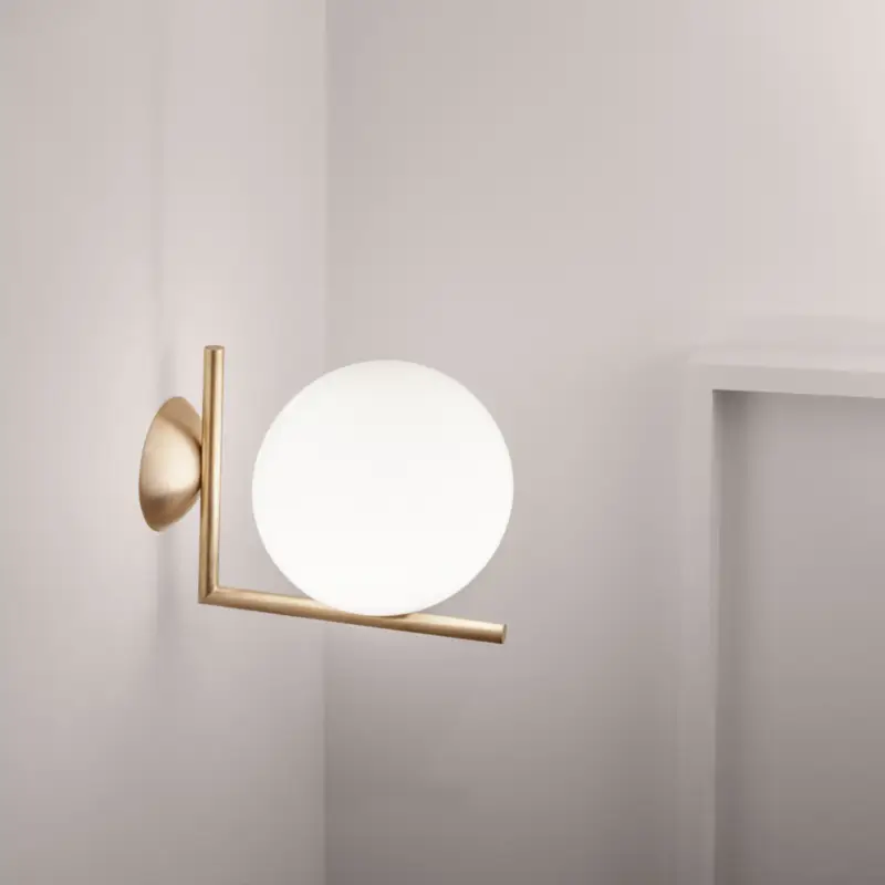 Begränsat antal FLOS IC C/W1 vägglampa, borstat mässing