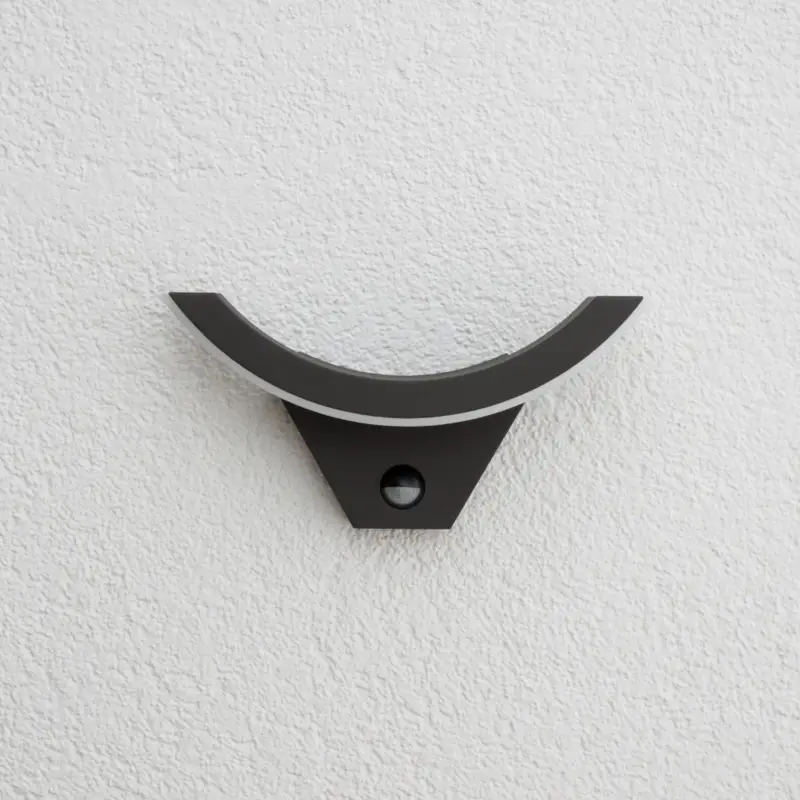 Lucande LED-utomhusvägglampa Halv, sensor, antracit, IP54 Endast denna vecka