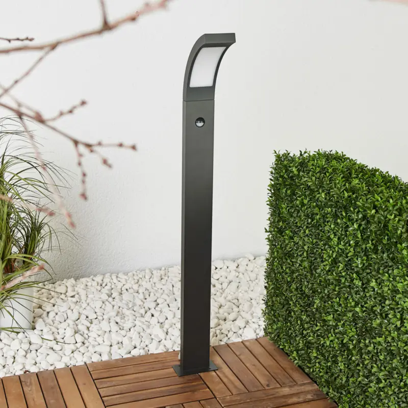 Lucande LED-väglampa Juvia, 100 cm, rörelsevakt, IP54 Erbjudande