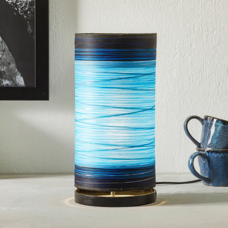 Bordslampa Julie med omlindade trådar, blå I lager