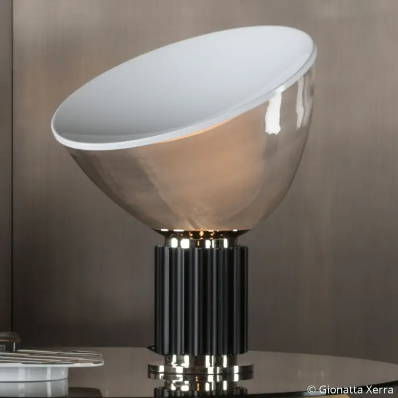Beställ nu FLOS LED-bordslampa Taccia svart/klar plast/aluminium, dimbar.