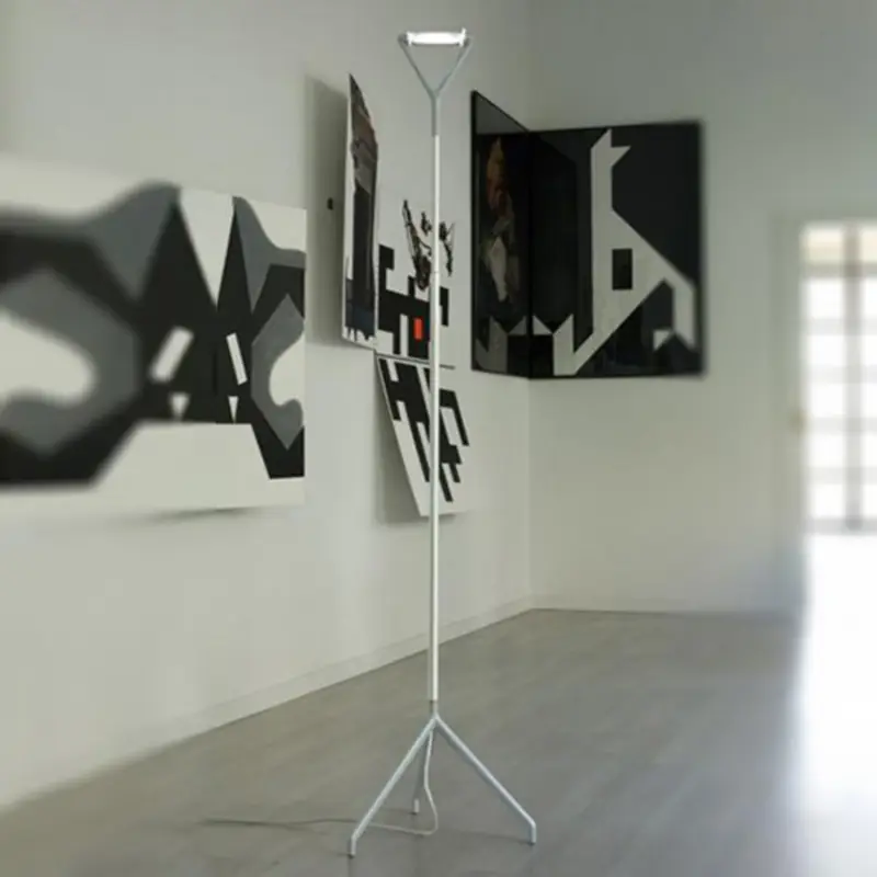 Lola - en multifunktionell golvlampa Begränsat erbjudande