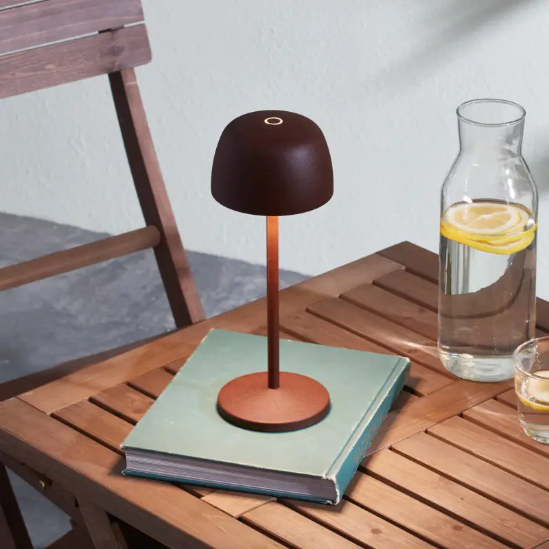 Beställ nu Lindby LED-bordslampa Arietty, brun, dimbar, IP65