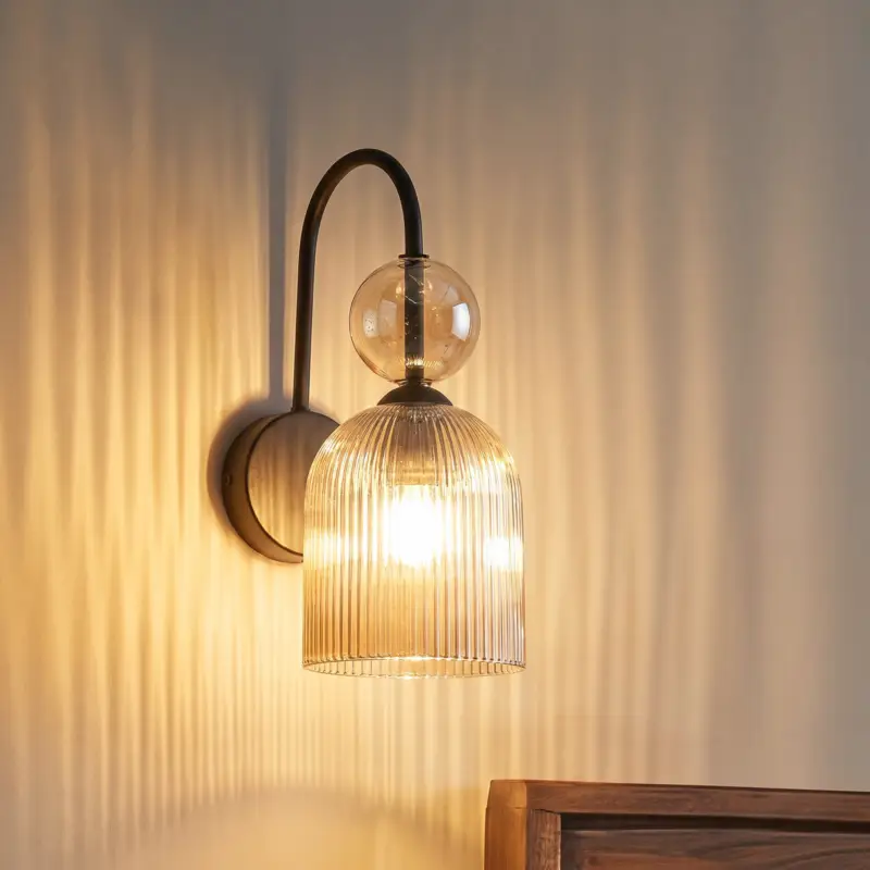 Beställ idag Vägglampa Sophia, konjak/svart, glas, höjd 33,5 cm, E14