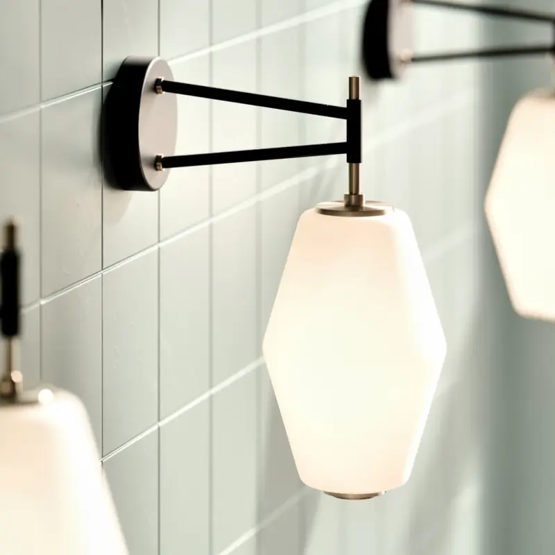 Northern vägglampa Dahl, vit/svart, glas, stickkontakt, E27 prisnedsättning